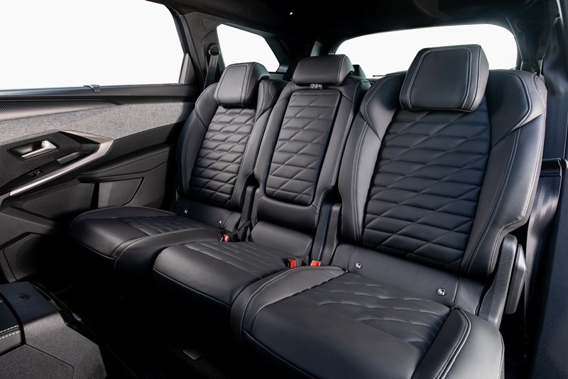 푸조 올 뉴 5008의 2열 시트는 좌우, 그리고 가운데 시트를 각각 움직일 수 있도록 설계돼 활용도가 뛰어나다. / 스텔란티스코리아