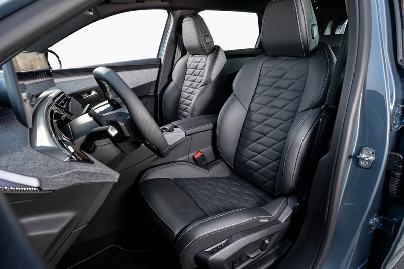 푸조 올 뉴 5008 시트는 독일 척추건강협회(AGR)의 인증을 받은 제품이다. / 스텔란티스코리아