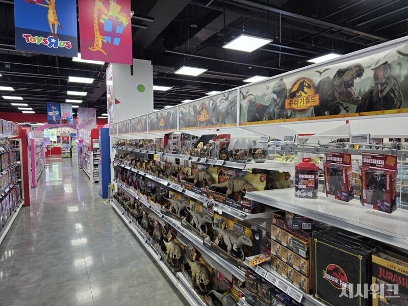 장난감 매장을 한 곳을 가득 채운 공룡 장난감들. 매장 종업원들에 따르면 어린이 고객의 30% 이상은 공룡 장난감에 흥미를 느낀다고 한다. / 박설민 기자