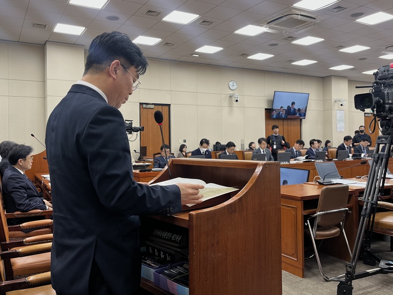 25일 국회 기후에너지노동위원회는 전체회의를 열고 '대전 안전공업 참사'와 관련한 고용노동부의 부실 대응을 질타했다. 사진은 25일 김성환 고용노동부장관이 국회에서 열린 기후에너지노동위원회 전체회의에서 발언하는 모습. / 김윤혁 기자