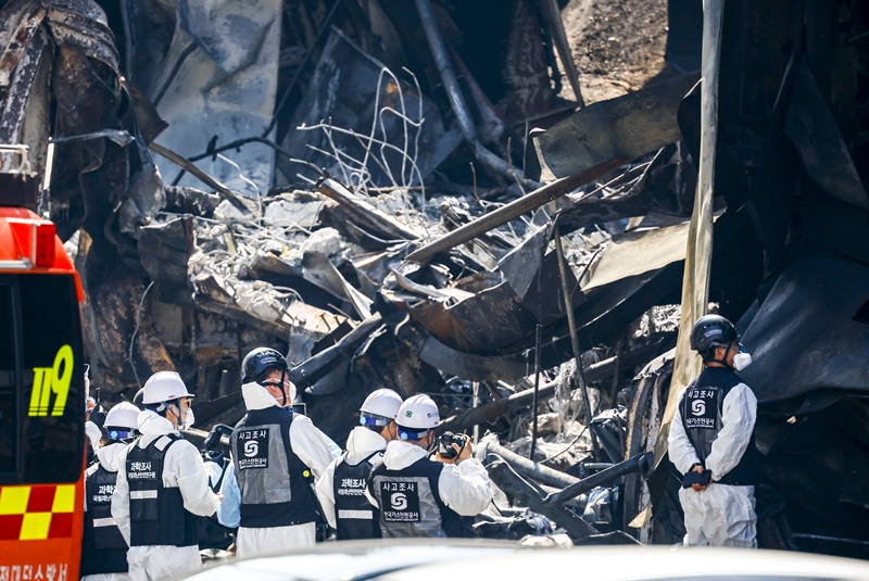 의원들은 사고 원인 규명과 재발 방지 대책 마련, 책임자 처벌 등 기본적인 대응 상황 등을 따져 물었다. 또 고용노동부 주관으로 전국 사업장 전수조사를 실시해 산업 안전 체계를 확립해야 한다는 주문도 나왔다. 사진은 23일 안전공업 공장 화재 현장에서 유가족 대표를 비롯한 국과수, 소방, 경찰 등 유관기관 관계자들이 합동감식을 하는 모습. / 뉴시스