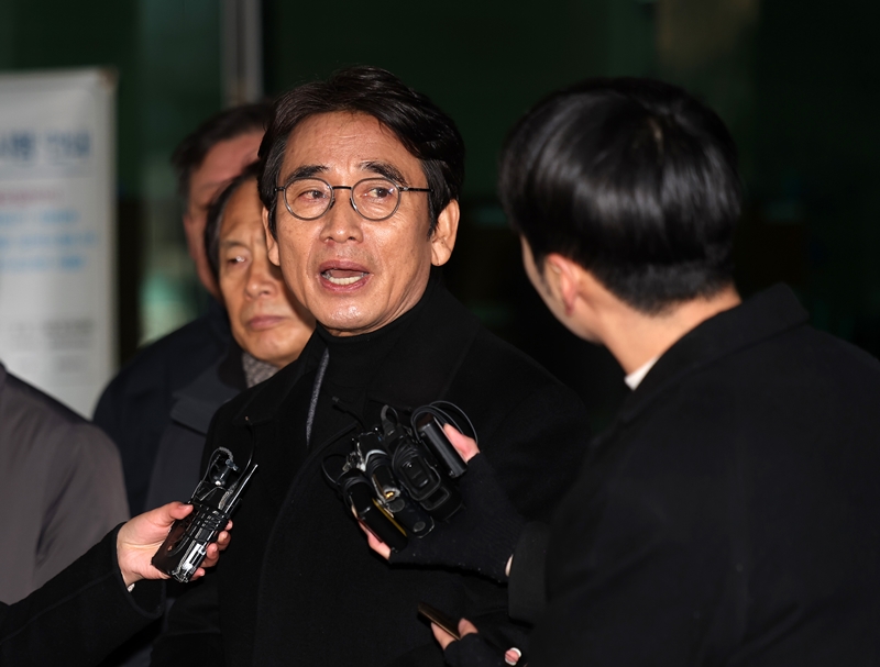 유시민 작가의 이른바 ‘ABC론’ 논란이 일주일째 이어지고 있다. 사진은 유 작가가 지난 2023년 12월 21일 서울 마포구 서울서부지방법원에서 취재진의 질문에 답하고 있는 모습. / 뉴시스