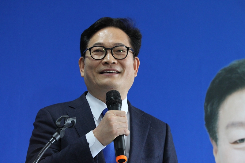 송영길 전 더불어민주당 대표가 최근 2022년 대선 패배에 대해 ‘친문(친문재인) 책임론’을 제기하며 친문계가 반발했다. 사진은 송 전 대표가 지난 22일 충남 천안시 다가동 민주당 이규희 천안시장 예비후보 선거사무소 개소식에 참석해 격려사를 하고 있는 모습. / 뉴시스