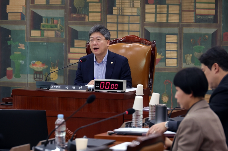 25일 서울 여의도 국회에서 열린 문화체육관광위원회 체육관광법안심사소위원회에서 박정하 위원장이 회의를 주재하고 있다. / 뉴시스
