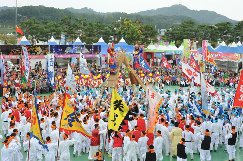 '2016 안동국제탈춤 페스티벌' 및 '제45회 안동민속축제'가 개최되고 있는 경북 안동시 탈춤공원에서 안동차전놀이(국가무형문화재 제24호)가 재연됐다. / 뉴시스