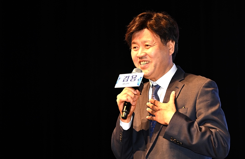 ‘경기 안산갑’이 ‘6·3 지방선거’와 함께 재보궐 선거가 치러지는 가운데, 이재명 대통령 핵심 측근인 김용 전 민주연구원 부원장의 출마 여부에 관심이 쏠린다. 더불어민주당 내에서 사실상 김 전 부원장의 출마를 요구하는 목소리가 나오면서다. 사진은 김 전 부원장이 지난달 20일 경기 수원시 경기아트센터에서 열린 자신의 저서 '대통령의 쓸모' 출판기념회에서 인사말을 하고 있는 모습. / 뉴시스