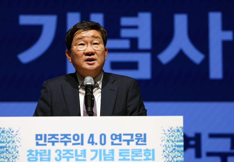 전해철 전 더불어민주당 의원이 오는 6월 3일 지방선거와 함께 치러지는 경기 안산갑 재보궐 선거 출마를 공식화했다. 사진은 전 전 의원의 모습. / 뉴시스