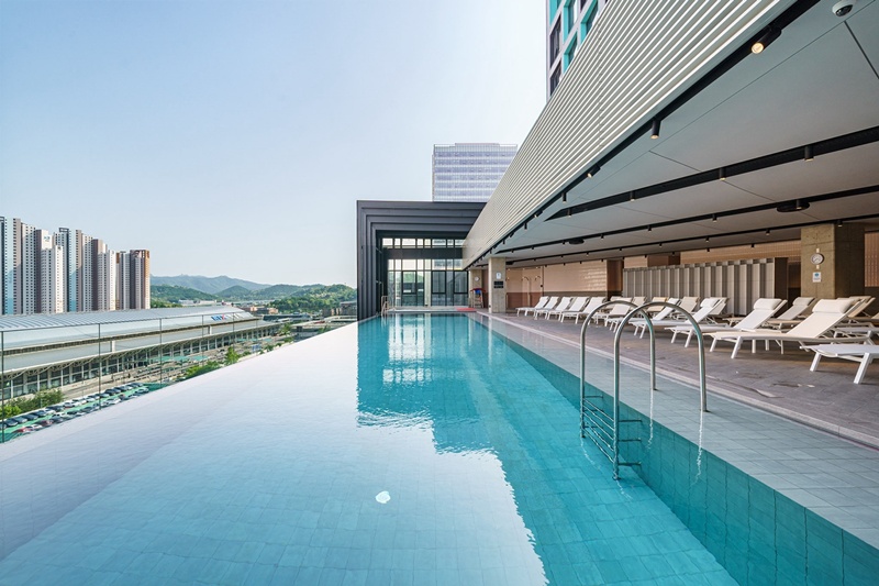 L7 광명 바이 롯데호텔에는 야외 인피니티 풀이 갖춰져 있어 여름철 호캉스 수요가 적지 않을 것으로 예상된다. / 롯데호텔앤리조트