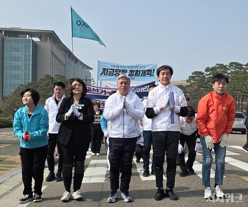 (왼쪽부터) 신지혜·손솔 ·서왕진 ·조국 ·한창민 당 지도부들이 삼보일배 행진을 하고 있다. / 김소은 기자