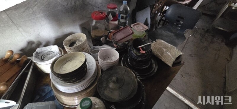 23일 발생한 화재로 인해 식기들이 모두 검게 그을린 모습이다. / 사진=이민지 기자