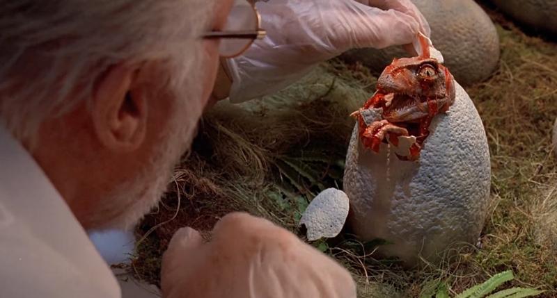 쥬라기공원에 등장한 공룡 복원 기술은 놀랍게도 ‘실제’ 존재하는 생명공학기술이다. 영화보다 자세한 설명으로 묘사된 원작소설에선 이 기술을 ‘로이 항체 추출 기술(loy antibody extraction technique)’이라 정의했다./ 영화 스틸컷