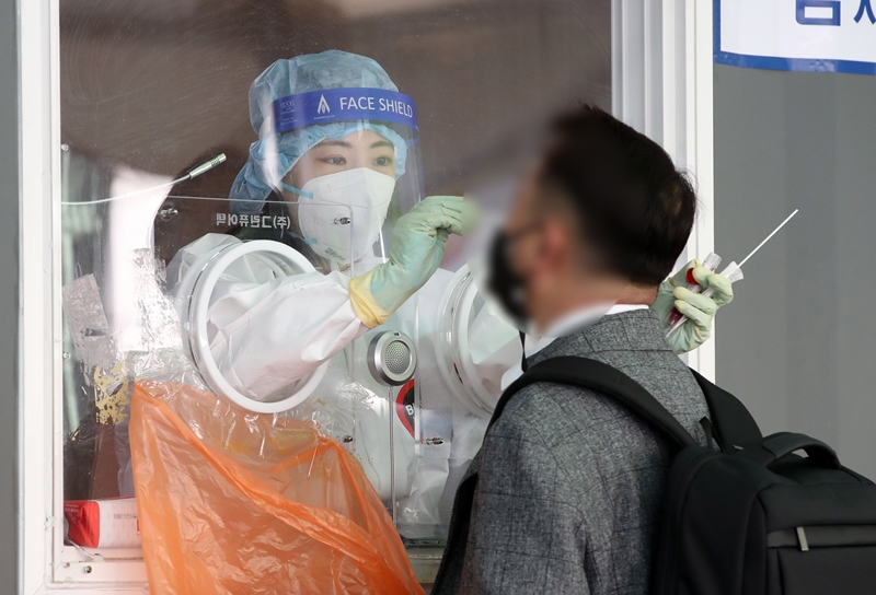 PCR기술은 우리에게 코로나19 팬데믹 당시 ‘유전자 검사(Real-time RT-PCR)’로 잘 알려졌다. 의료진은 아주 소량의 바이러스 DNA만으로도 코로나19의 감염 여부를 진단할 수 있었다./ 뉴시스