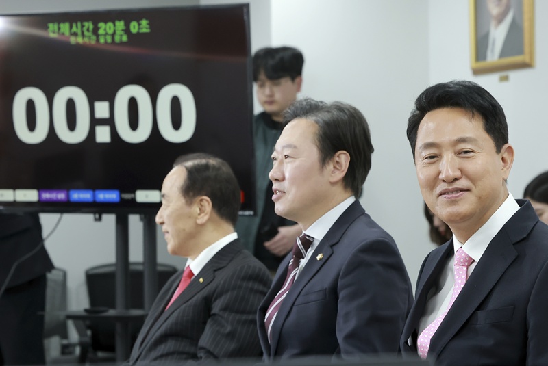 박 의원은 이날 1호 공약으로 '신거주(신축·거래 활성화·주택 바우처) 3종 세트'를 제시하며 서울 주택 공급 문제를 해결하겠다고 밝혔다. 사진은 22일 서울 영등포구 여의도 국민의힘 중앙당사에서 열린 광역단체장 후보 면접 모습. 오른쪽부터 오세훈 서울시장, 국민의힘 박수민 의원, 김충환 전 강동구청장. / 사진=뉴시스