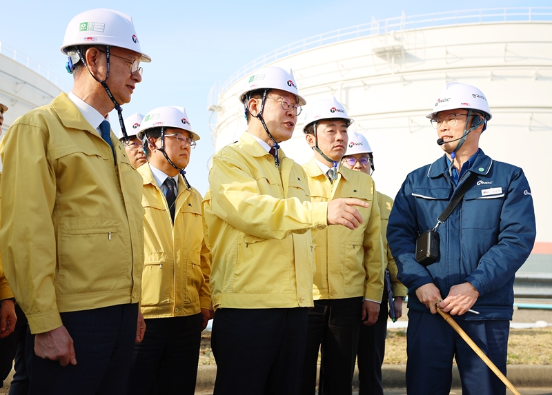 이재명 대통령이 26일 충남 한국석유공사 서산 비축기지를 방문해 현장 점검을 하고 있다. (청와대통신사진기자단) / 뉴시스