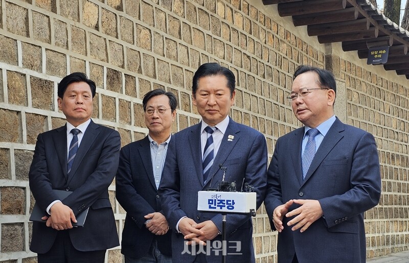 더불어민주당 김부겸 전 국무총리의 ‘6·3 지방선거’ 대구시장 출마가 사실상 초읽기에 들어간 모습이다. 사진은 정청래 대표와 김 전 총리가 26일 서울 중구의 한 식당에서 회동을 한 후 브리핑을 하는 모습. / 전두성 기자