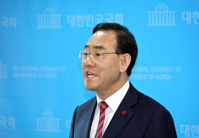 더불어민주당 김부겸 전 국무총리의 ‘6·3 지방선거’ 대구시장 출마가 사실상 초읽기에 들어가면서 대구가 이번 지방선거 최대 격전지로 부상하고 있다. 사진은 국민의힘 대구시장 후보 경선 공천에서 컷오프된 주호영 국회 부의장이 26일 오후 국회에서 국민의힘 공천관리위원회의 결정에 반발하는 입장을 밝힌 뒤 취재진 질문에 답하고 있는 모습. / 뉴시스