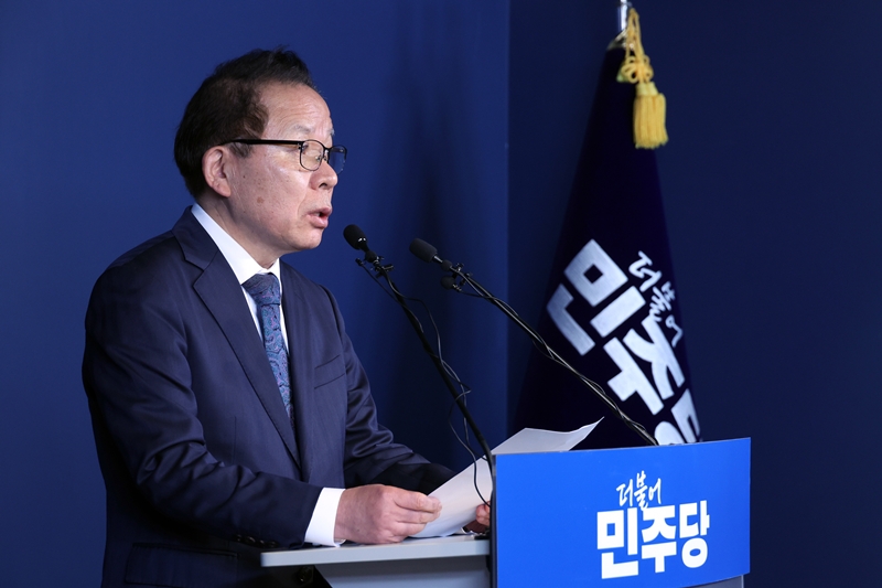 김이수 더불어민주당 공천관리위원장이 27일 서울 여의도 당사에서 부산시장 후보 등 공천 심사 결과 발표를 하고 있다. / 뉴시스