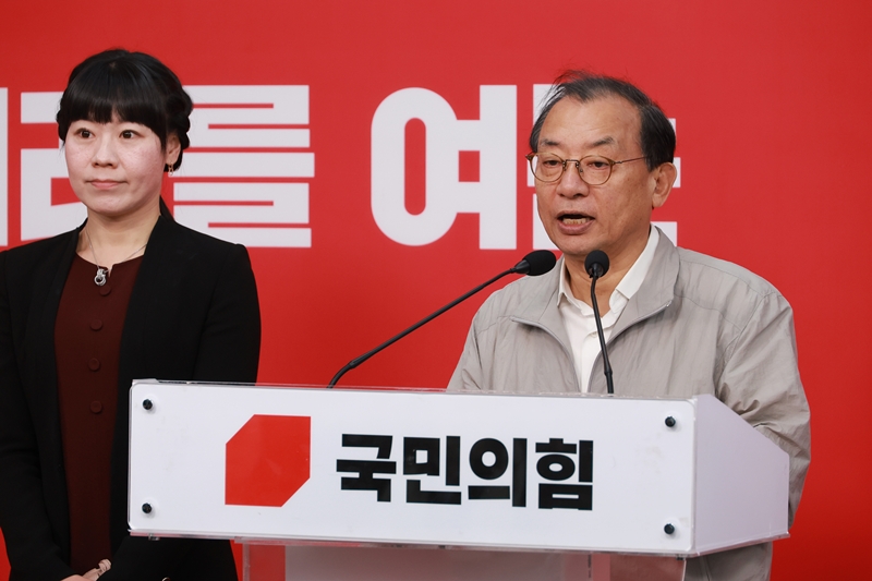 이정현 국민의힘 공천관리위원장이 22일 서울 여의도 당사에서 대구시장 경선후보 관련 브리핑을 하고 있다. / 뉴시스