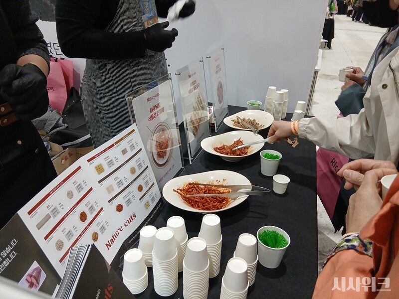27일부터 29일까지 3일간 서울 강남구 세텍(SETEC)에서 ‘제10회 푸드테크 비건페스타&그린페스타’가 진행된다. 사진은 이날 행사에 참여한 대체육브랜드 네이처컷츠의 부스. / 사진=김지영 기자