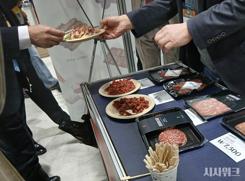 대체육 브랜드 오렌지카우는 이날 행사에서 식물성 단백질을 만든 하몽, 살라미, 너비아니를 선보였다. / 사진=김지영 기자