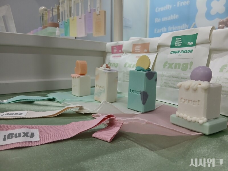 동물실험 여부를 넘어, 간접적인 동물 착취나 서식지 파괴까지 크루얼티프리의 범위를 확장해야 한다는 목소리도 나온다. 사진은 이날 행사에 참여한 비건 향수 브랜드 퐁(Fxng)의 비누. / 사진=김지영 기자