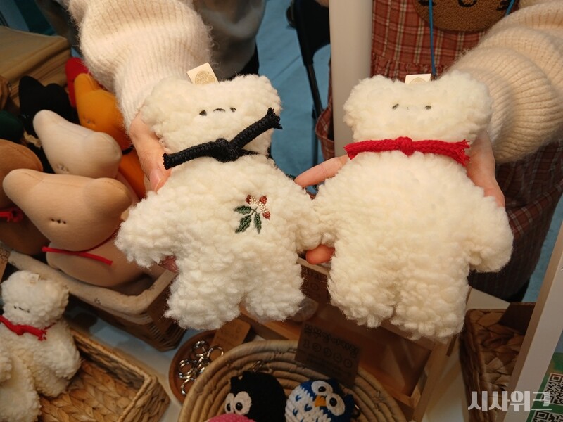 비건 수제 액세서리 브랜드 촘촘의 권경숙(40) 대표는 상품 제작이나 포장을 할때 썩지 않는 쓰레기를 만들지 않기 위해 노력한다. 사진은 귀도리를 제작하고 남은 자투리 천으로 만든 인형. / 사진=김지영 기자