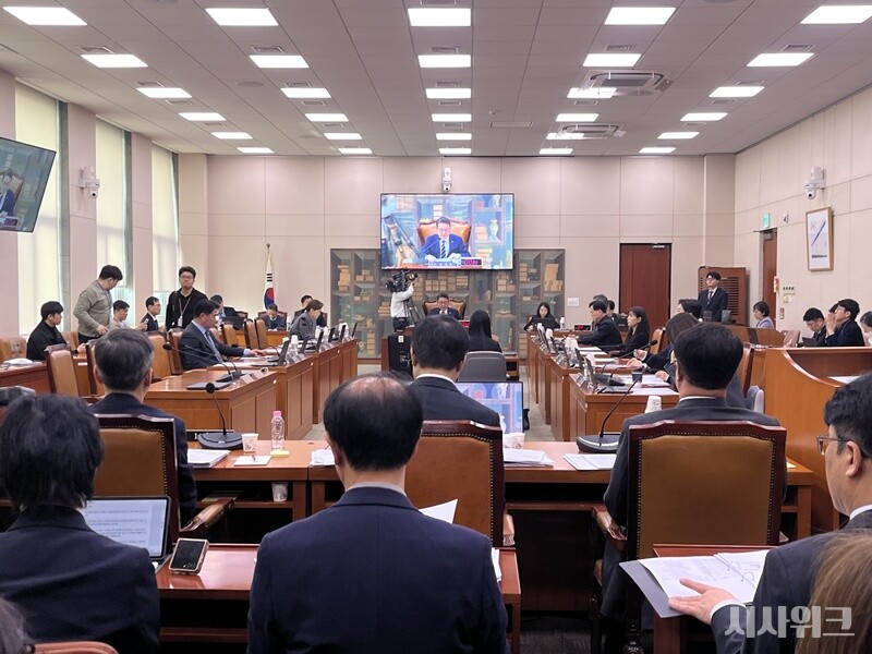 국회 문화체육관광위원회(문체위)는 27일 오전 전체회의를 열고 문화체육관광부 소관 30개 법안 의결 및 대체 토론을 진행했다. K-콘텐츠의 현주소 진단과 향후 도약 과제가 논의됐다. 사진은 27일 문체위 전체회의 모습. / 김윤혁 기자