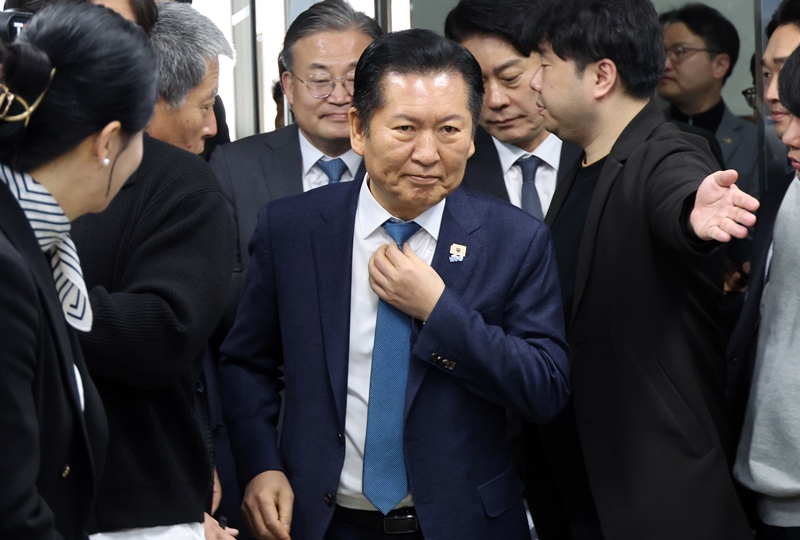 정청래 더불어민주당 대표가 ‘6·3 지방선거’를 앞두고 지역 방문 비중을 늘리고 있다. 사진은 정 대표가 27일 세종시 아름동 세종시당에서 열린 현장 최고위원회의에 입장하고 있는 모습. / 뉴시스