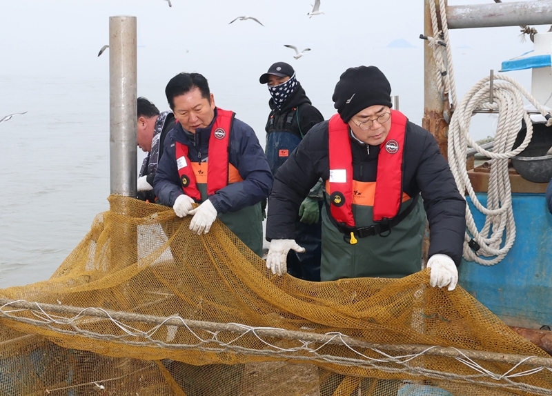 정청래 더불어민주당 대표는 ‘6·3 지방선거’를 앞두고 국민의힘이 지자체장인 지역을 집중 방문하고 있다. 사진은 정 대표와 인천시장 후보인 박찬대 의원이 지난 11일 인천 강화군 서검도 앞바다 조업한계선 근처 괴리어장에서 새우잡이 조업 현장 체험을 하고 있는 모습. / 뉴시스