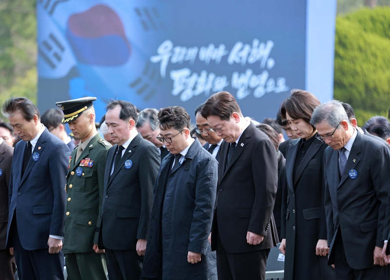 이재명 대통령과 김혜경 여사가 27일 국립대전현충원에서 열린 제11회 서해수호의 날 기념식에서 묵념하고 있다. / 뉴시스