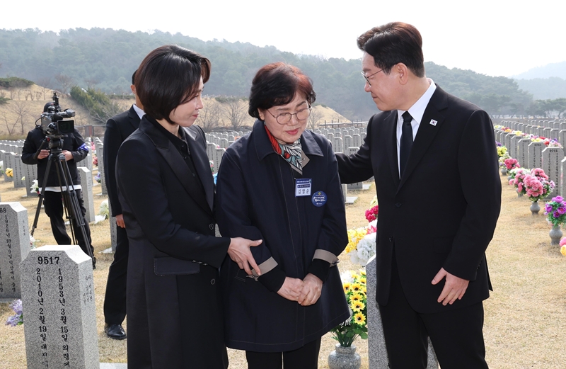 이재명 대통령과 김혜경 여사가 27일 국립대전현충원에서 열린 제11회 서해수호의 날 기념식에 앞서 고(故) 한주호 준위 배우자를 위로하고 있다. / 뉴시스