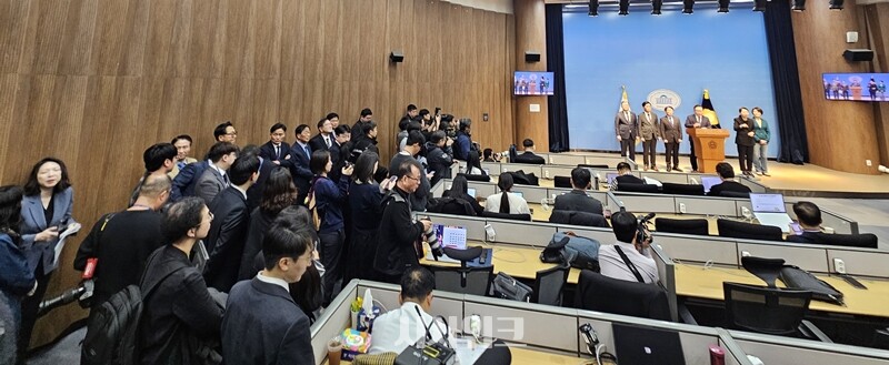 더불어민주당 김부겸 전 국무총리가 30일 국회 소통관에서 ‘6·3 지방선거’ 대구시장 출마를 선언하고 있다. 사진은 민주당 관계자들과 취재진이 김 전 총리 출마 기자회견을 지켜보는 모습. / 사진=전두성 기자