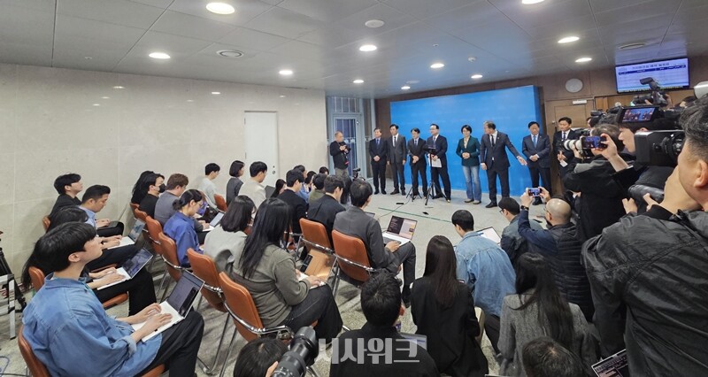 더불어민주당 김부겸 전 국무총리가 30일 국회 소통관에서 ‘6·3 지방선거’ 대구시장 출마를 선언한 후 취재진의 질문에 답하고 있다. / 사진=전두성 기자