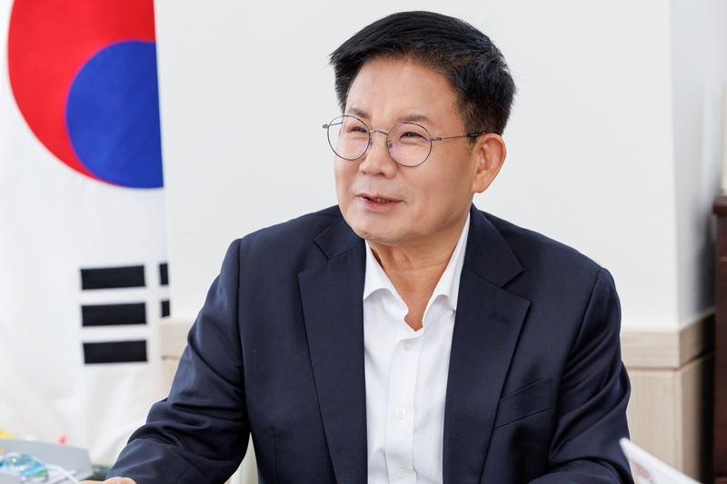 민선 8기 임기가 곧 마무리되는 가운데, 박강수 마포구청장은 지난 4년을 ‘몰입의 시간’으로 평가한다. 이러한 몰입을 통해 나름의 성과를 거뒀고, 이를 통한 성취감을 얻었다는 게 그의 설명이다. / 마포구청 제공