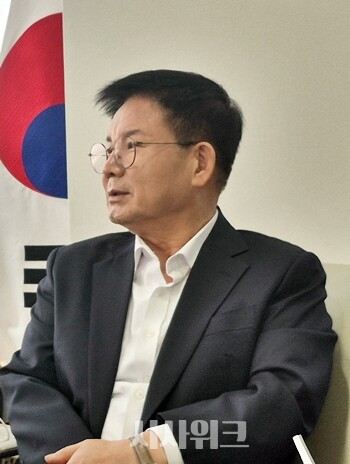‘효도 밥상’은 그가 꼽는 가장 의미 있는 정책 성과 중 하나다. 식사를 제공하는 것과 동시에 여러 서비스를 복합적으로 연계한 ‘원스톱 노인 복지 시스템’이다. / 시사위크