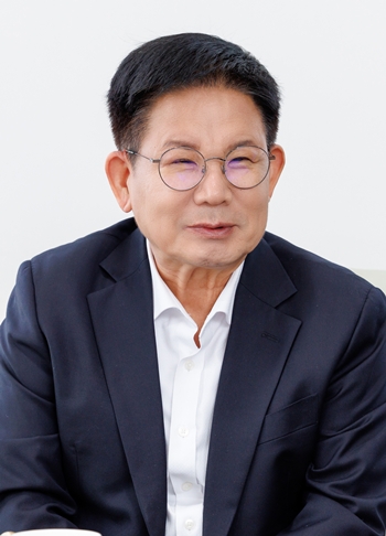 재선에 나선 박 구청장은 마포구의 10년을 바라보는 중장기적 사업에 도전하고 싶다는 입장이다. / 마포구청 제공 