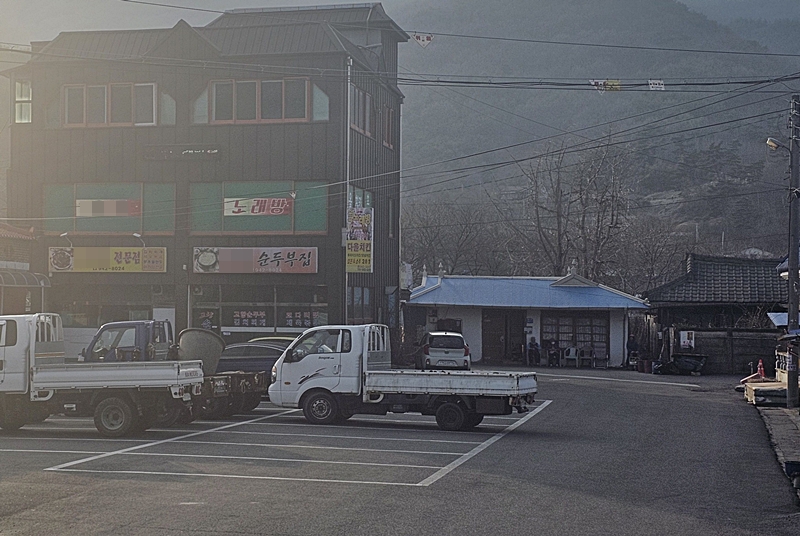 작은 세로 간판은 치킨집이지만 문을 닫은지 오래고, 순두부집도 주인 분의 건강문제로 장사를 하지 않는다. / 청양=박우주