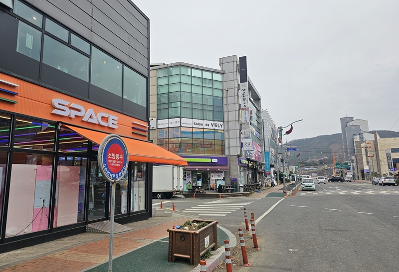 청양읍은 학원도 있고 프랜차이즈 브랜드들도 제법 많은 번화가다. / 청양=박우주