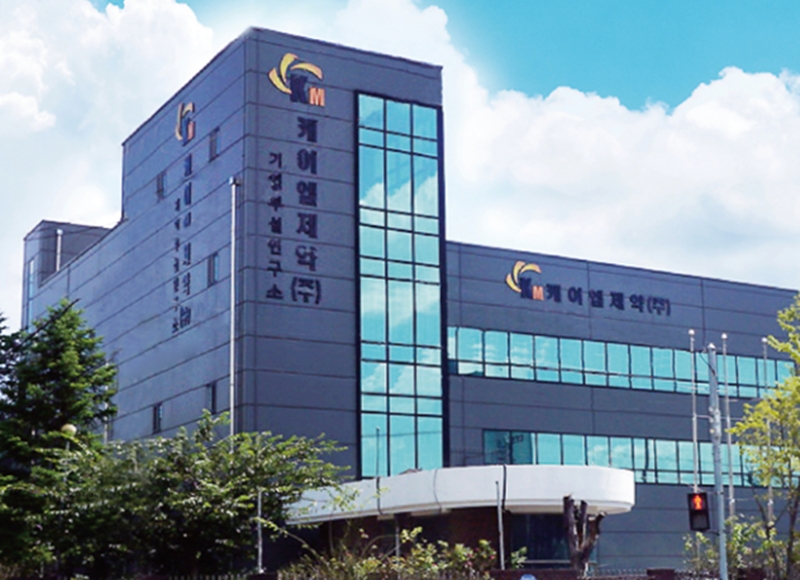 올해 들어 코스닥 시장 퇴출 위기에 직면했던 케이엠제약이 주가 급등으로 반전을 맞고 있다. / 케이엠제약