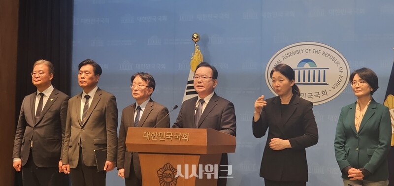 더불어민주당 김부겸 전 국무총리가 ‘6·3 지방선거’ 대구시장에 출마하며 ‘보수의 심장’으로 불리는 대구가 이번 지방선거 최대 격전지로 부상하고 있다. 사진은 김 전 총리가 30일 국회에서 출마 기자회견을 하는 모습. / 전두성 기자