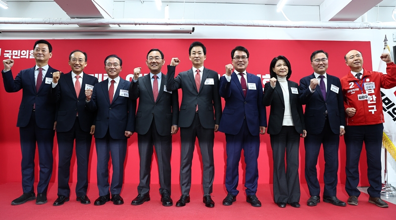 더불어민주당 김부겸 전 국무총리가 ‘6·3 지방선거’ 대구시장에 출마하며 대구가 이번 지방선거 최대 격전지로 부상하는 가운데, 국민의힘은 공천 내홍으로 촉발된 선거 ‘다자구도’ 가능성을, 민주당은 ‘보수결집’을 경계하고 있다. 사진은 국민의힘 대구시장 예비후보들이 지난 10일 서울 여의도 국민의힘 중앙당사에서 열린 지방선거 광역단체장 및 중앙당 관할 기초단체장 후보자 면접에서 기념촬영하고 있는 모습. / 뉴시스