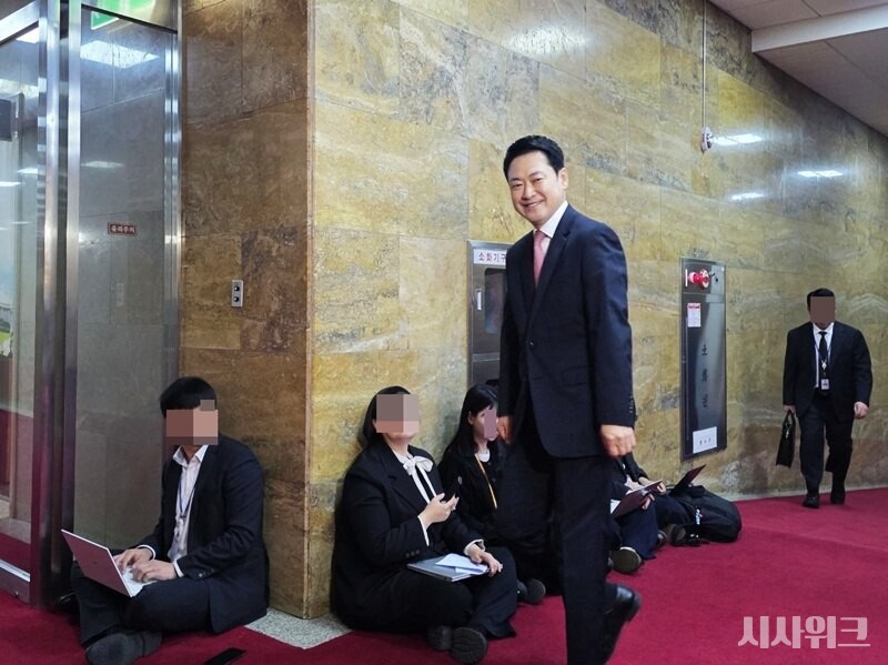 31일 국민의힘 장동혁 대표가 웃는 얼굴로 의장실에 들어가고 있다. / 김소은 기자
