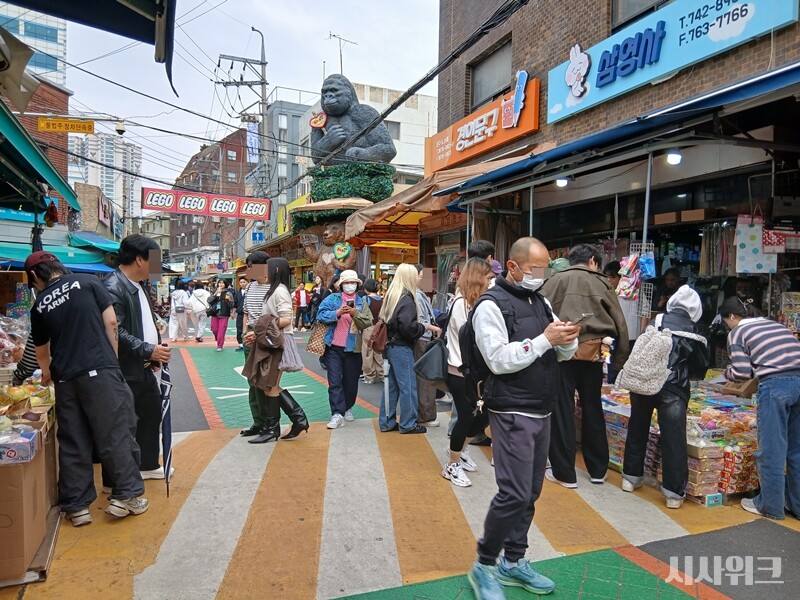 Z세대들 사이에서 서울 동대문구 창신동 문구·완구거리(완구거리)가 ‘말랑이 성지’로 불리며 필수코스로 떠오르고 있다. 30일 오후 서울 종로구 창신동 완구거리에는 평일임에도 방문객으로 활기를 띄었다​​. ​​​​​/ 사진=김지영 기자