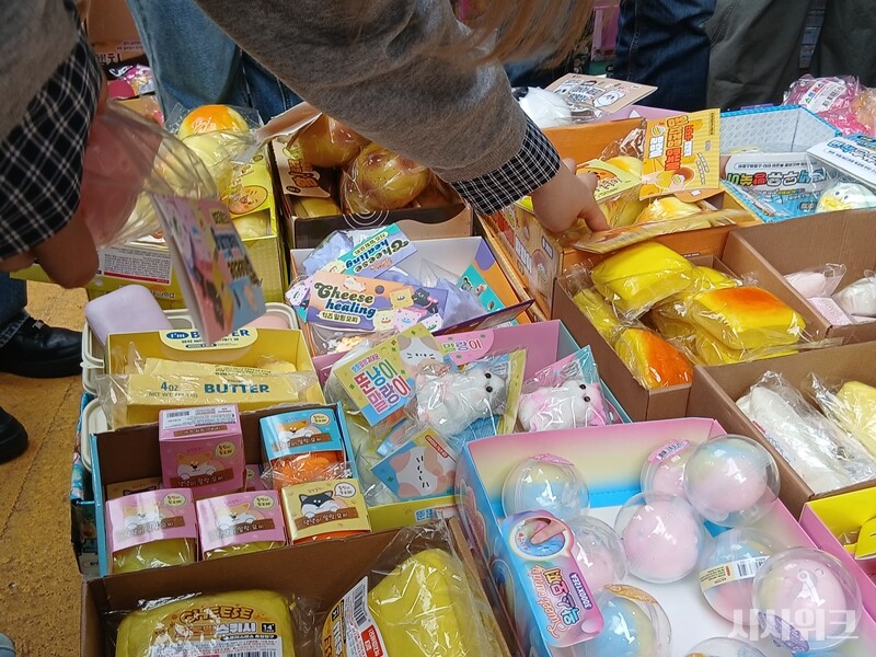 문구 소매점이 감소하는 가운데, 도매시장으로 시작한 동대문 완구거리 상점도 침체기를 겪었다. 사진은 완구거리 상점에 쌓여있는 말랑이. / 사진=김지영 기자