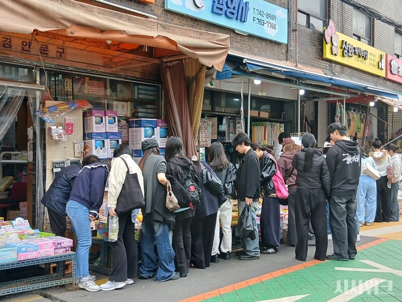30일 오후, 서울 종로구 창신동 문구·완구거리를 찾은 방문객들이 말랑이를 사기 위해 모여 있다. / 사진=김지영 기자