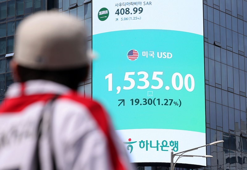 원·달러 환율이 31일 1,530원 선까지 넘어섰다. 사진은 이날 오후 서울 중구 하나은행 외벽 전광판에 환율 정보가 표시돼 있는 모습. / 뉴시스