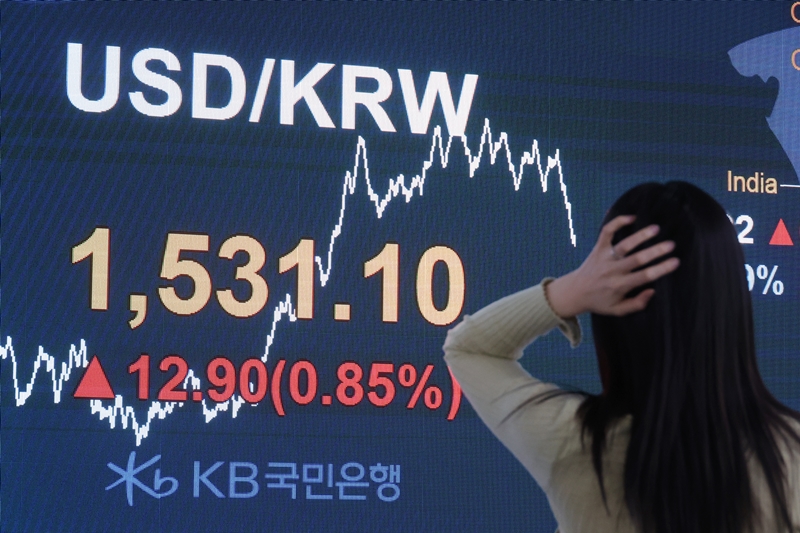 원·달러 환율은 31일 전 거래일(1515.7원)보다 14.1원 오른 1,530.1원에 주간 거래를 마감했다. 사진은 이날 서울 여의도 kb국민은행 딜링룸에서 관계자가 업무를 보고 있는 모습. / 뉴시스