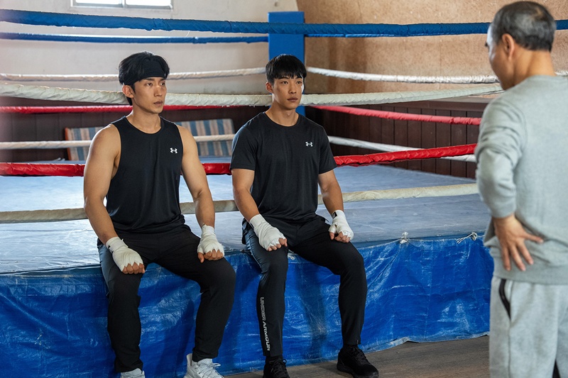 건우(왼쪽)와 우진의 우정은 시리즈의 빼놓을 수 없는 핵심 요소다. / 넷플릭스