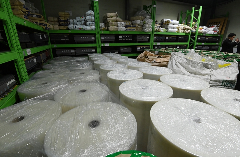 비닐 대란의 원인은 ‘나프타(Naphtha)’다. 석유 정제 과정에서 140~180도 온도가 되면 분리돼 나오는 고분자 탄소화합물이다. 에틸렌과 프로필렌 등 기초 유분 생산의 원료다. 나프타에서 추출된 원료들은 플라스틱과 비닐, 고무, 합성섬유 등 다양한 분야에서 사용된다. 사진은 27일 경기 광주시 한 플라스틱 용기 제조업체. / 뉴시스