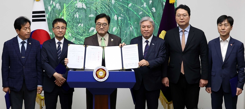 우원식 국회의장이 31일 오후 서울 여의도 국회에서 열린 초당적 개헌추진을 위한 제정당 원내대표 기자회견에서 공동선언문을 공개하고 있다. / 뉴시스